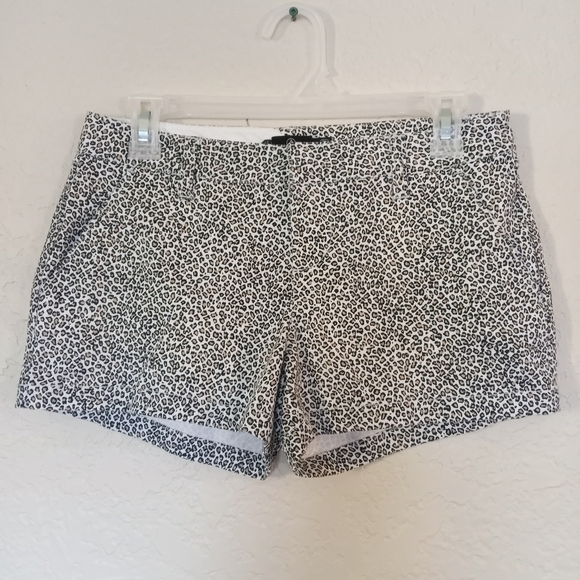VOLCOM Animal Print Shorts Size 25 White with Cheetah Print - Picture 1 of 7